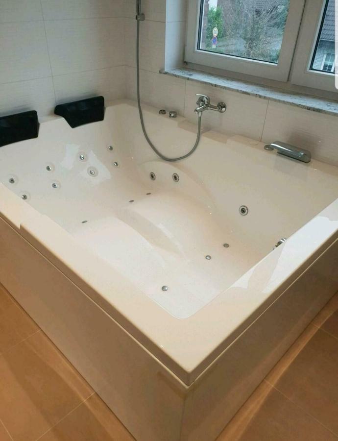 Ferienwohnung Mit Jacuzzi Naehe Flughafen Koeln Bonn Troisdorf Luaran gambar