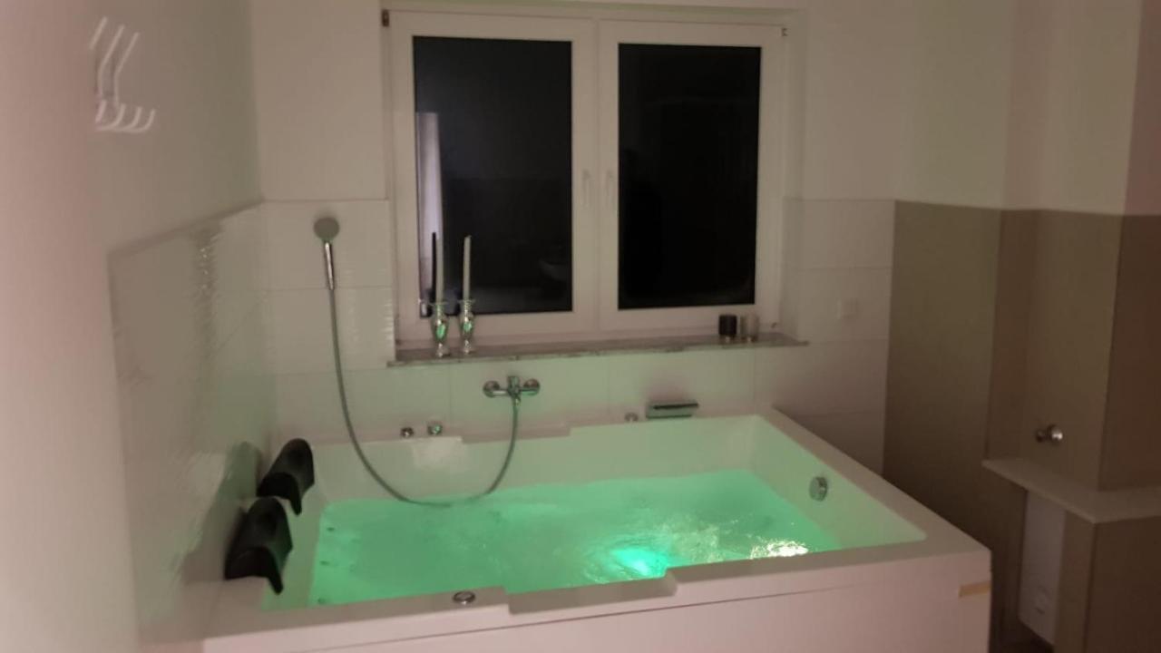 Ferienwohnung Mit Jacuzzi Naehe Flughafen Koeln Bonn Troisdorf Luaran gambar