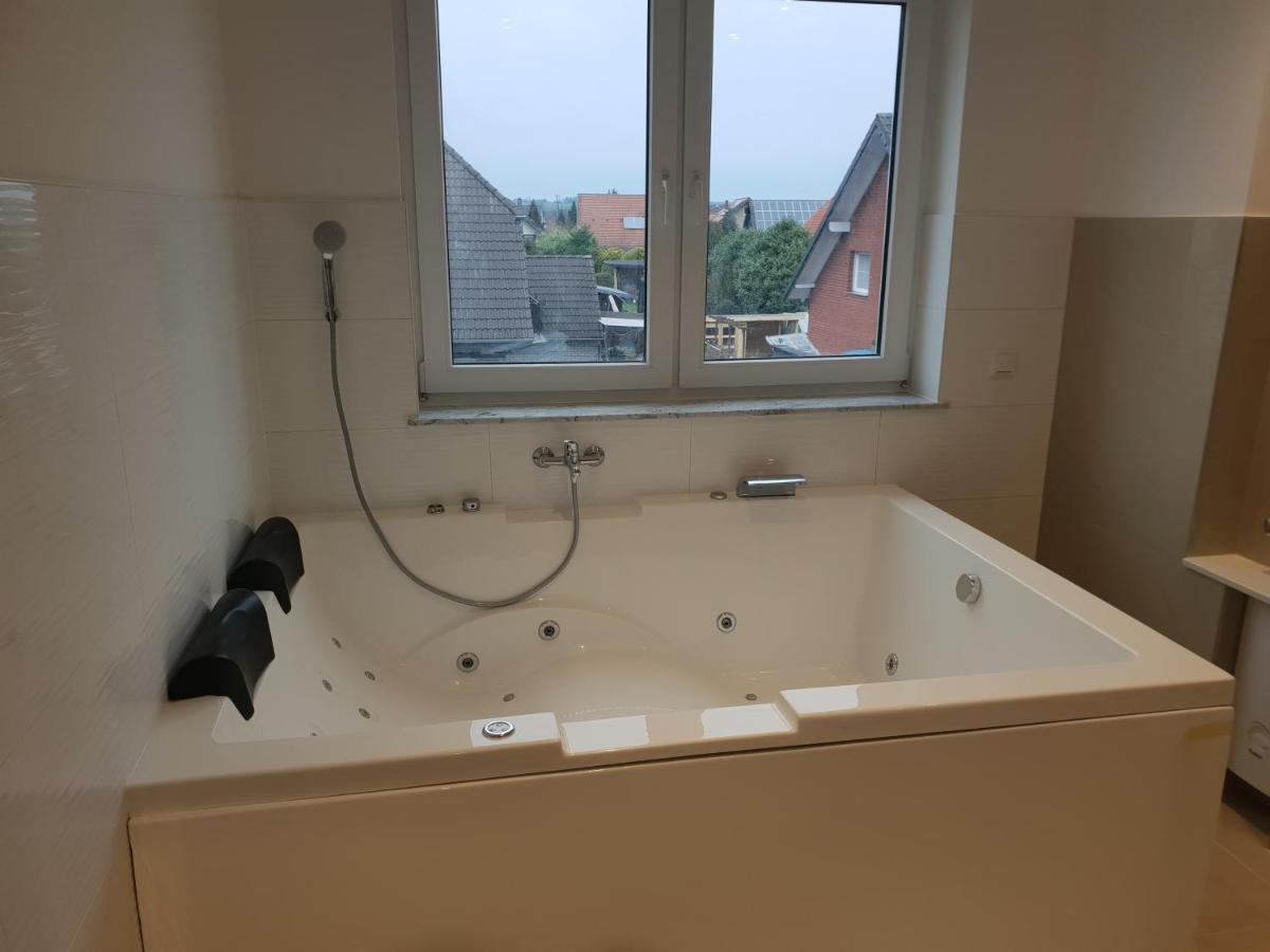 Ferienwohnung Mit Jacuzzi Naehe Flughafen Koeln Bonn Troisdorf Luaran gambar