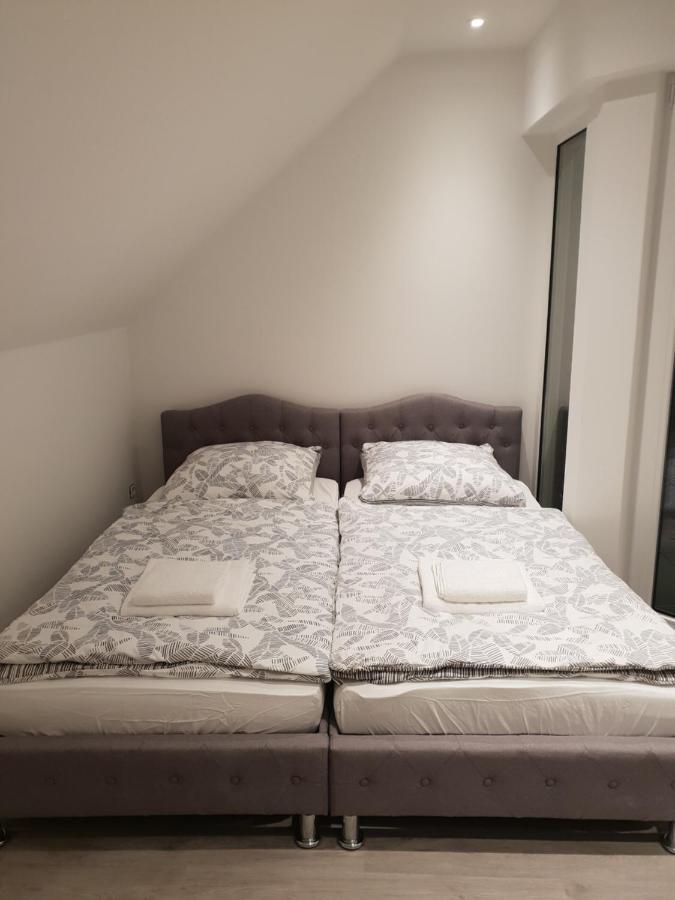 Ferienwohnung Mit Jacuzzi Naehe Flughafen Koeln Bonn Troisdorf Luaran gambar