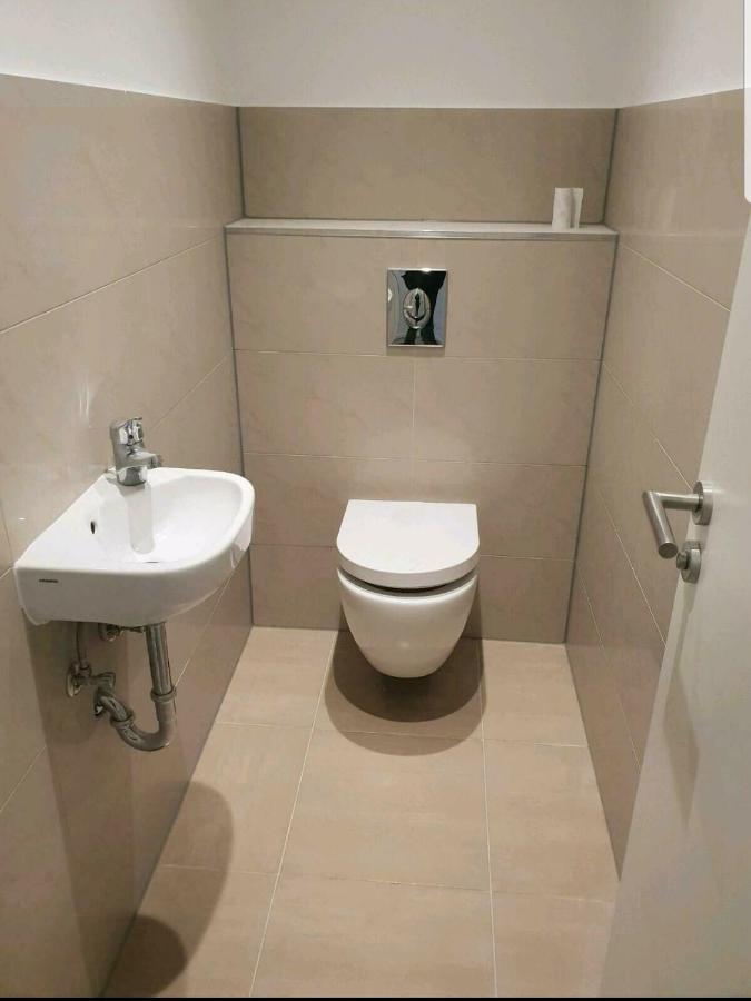 Ferienwohnung Mit Jacuzzi Naehe Flughafen Koeln Bonn Troisdorf Luaran gambar